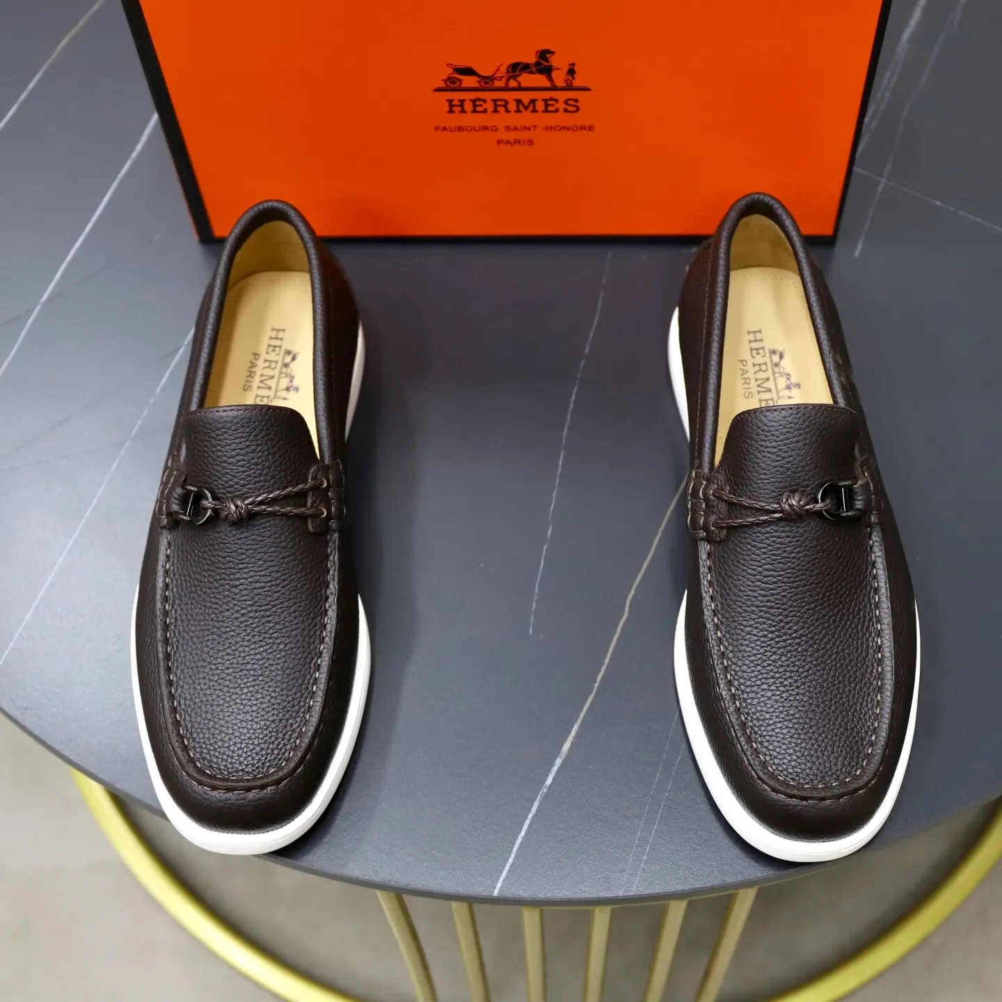 Ex-factory price: 560💰Hermès/Hermès slip-on men's shoes. This shoe is made of imported pebbled cowhide. It has simple and smooth lines and is combined with aerodynamically designed 3CM rubber foam ultra-light soles! Youthful and fashionable, classic H-shaped hardware buckle decoration, calf lining gently wraps the feet, with logo cowhide feet, casual and urban style, highlighting youthful vitality, sports and leisure version, super versatile, code number: 38-39-40-41-42-43-44 standard leather shoe size (45 can be customized but does not support returns)
